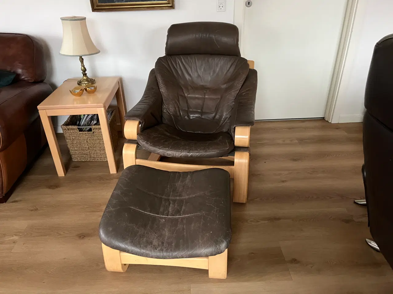 Billede 1 - 2 læder stole med bøge stel + 1 fodskammel