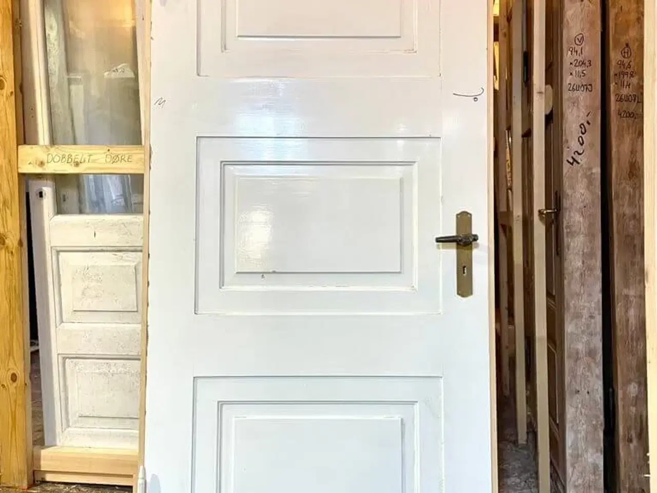 Billede 1 - Klassisk fyldningsdør m. fine greb og karm