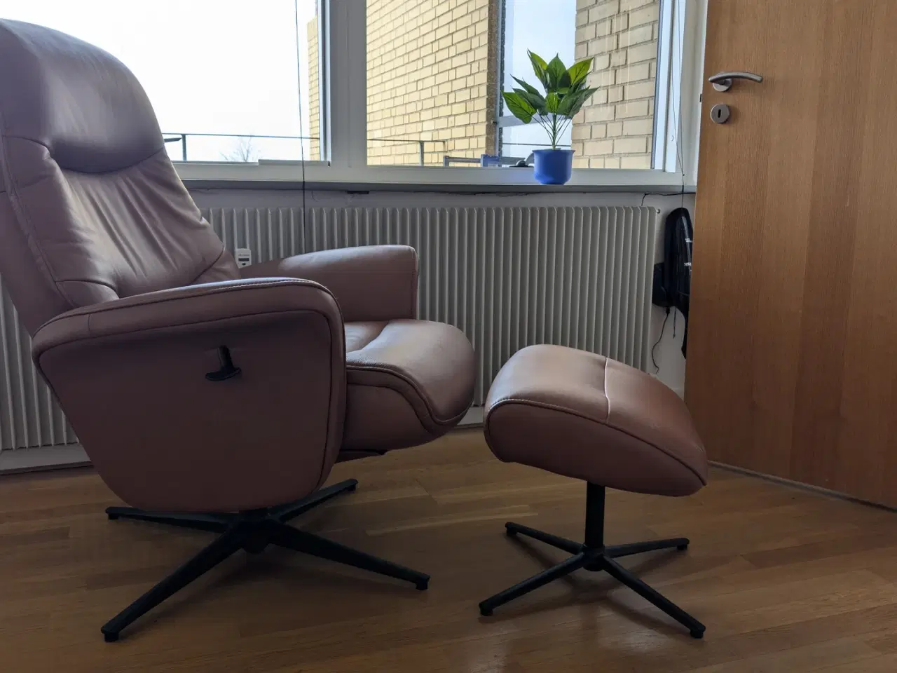 Billede 2 - Cognac farvet relax stol med fodskammel