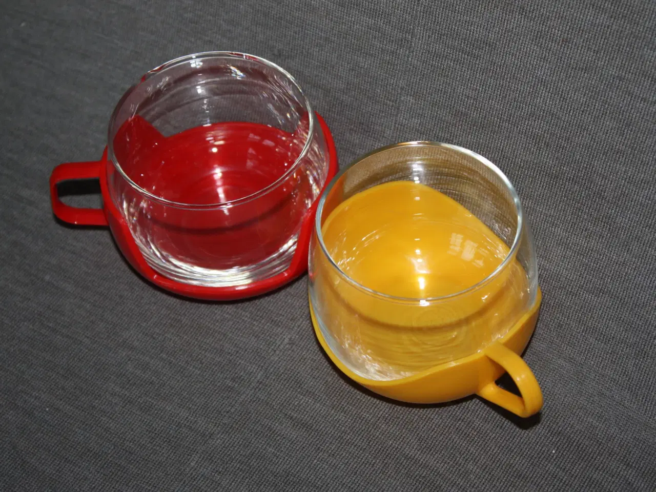 Billede 2 - 2 fine retro glas kopper fra 70’erne med plastik 