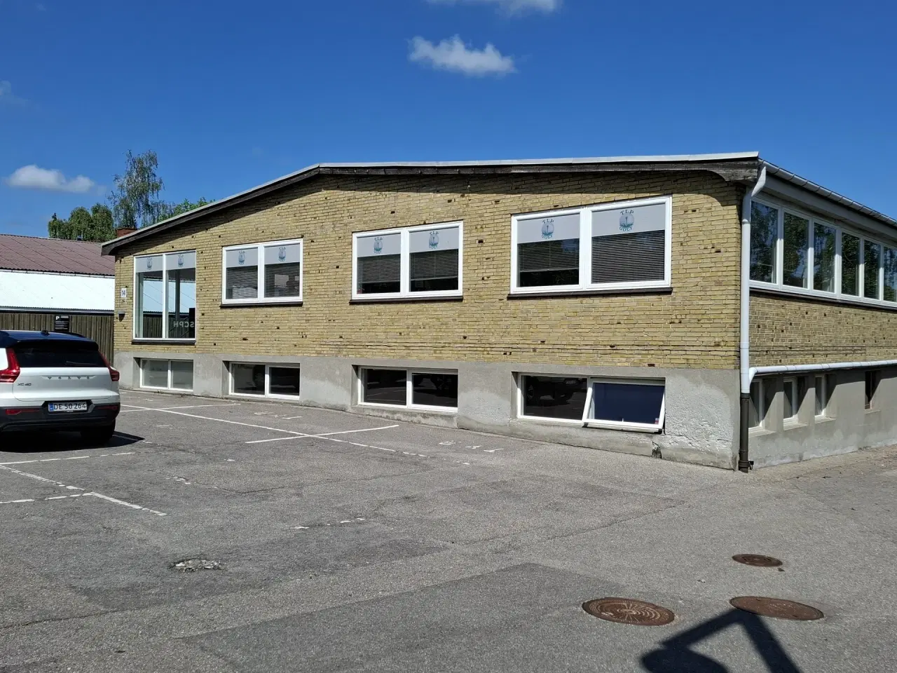 Billede 15 - Centralt beliggende butik. klinik, lager, let produktion. Lejemålet har Læsserampe og port!  Adgang med paller.
