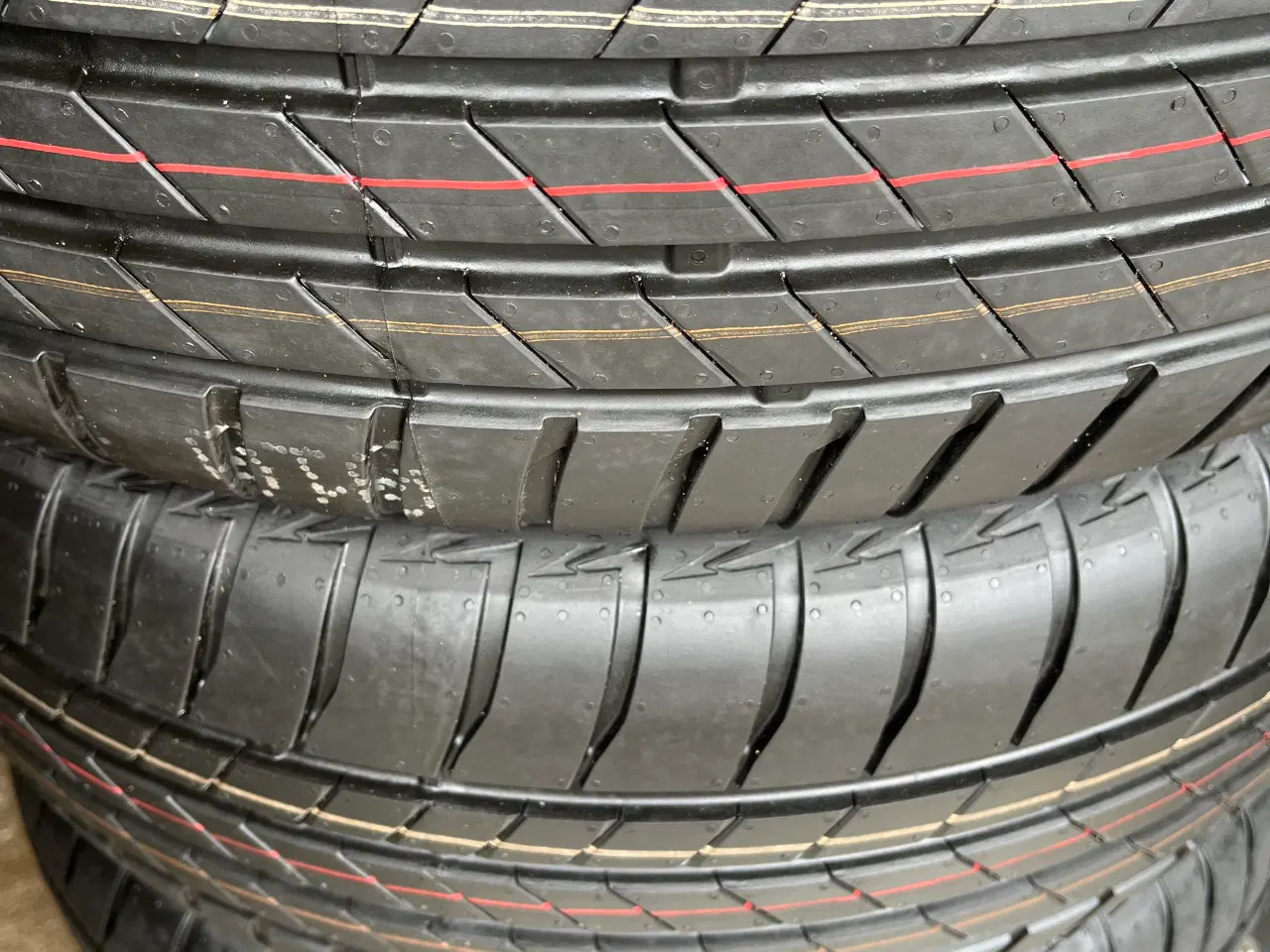 Billede 1 - Sommerdæk 215-55-17 Bridgestone.