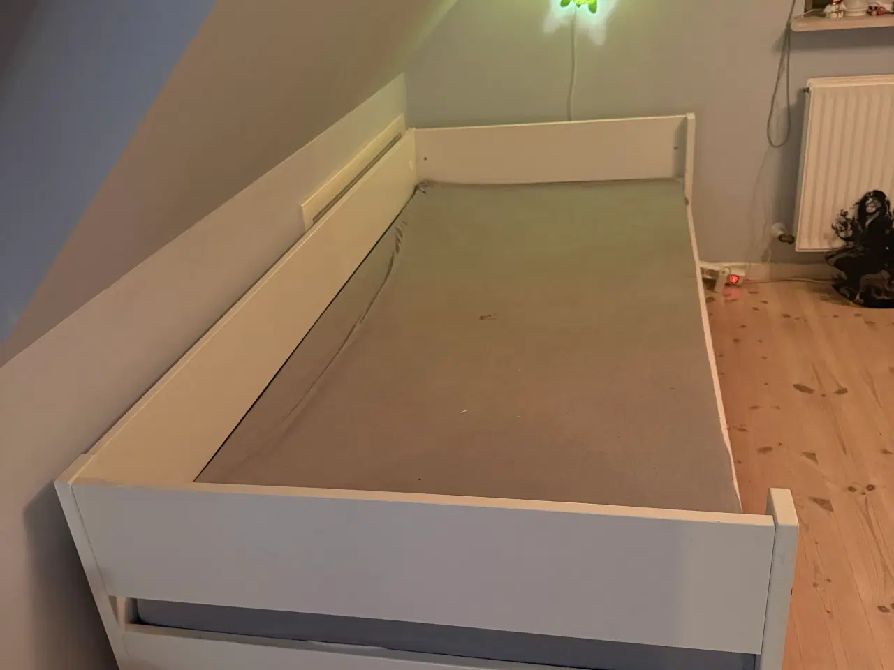 Billede 2 - Solid og god børneseng 90x200 
