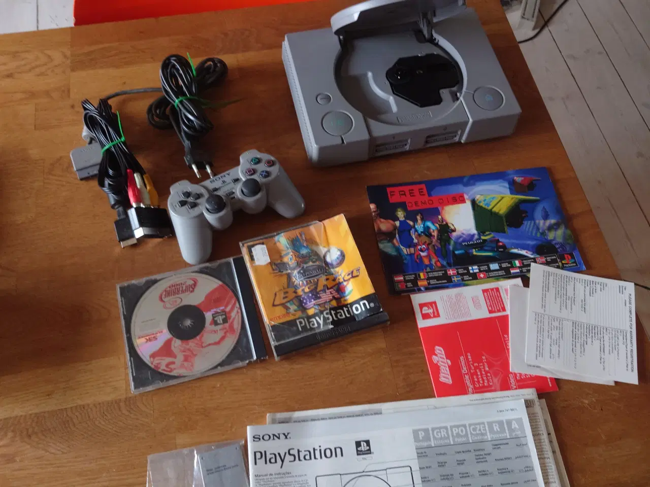 Billede 2 - Playstation 1, 1 cont, 2 spil og manualer