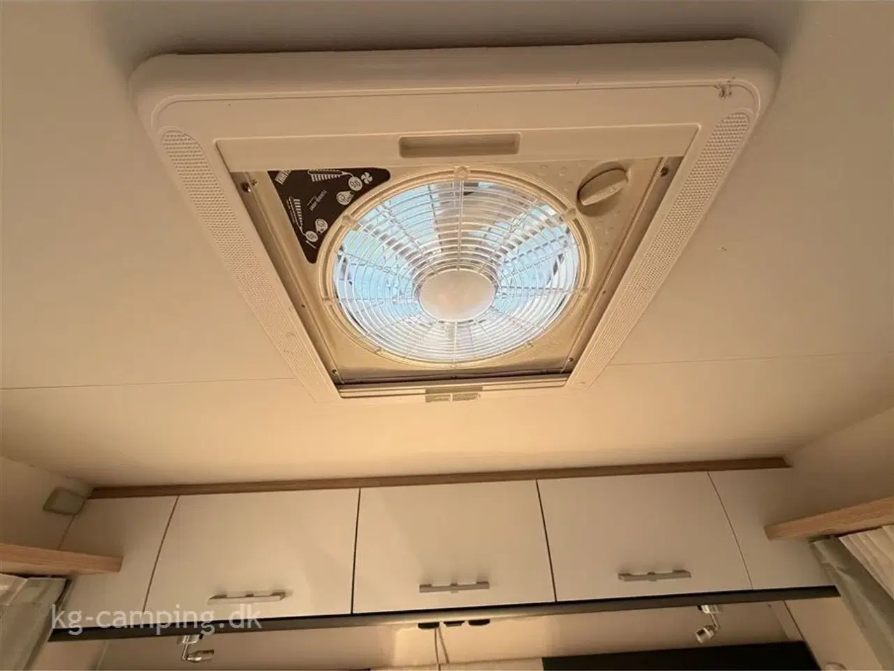 Billede 17 - 2021 - SunLight I 68 Adventure Edition   Topudstyret autocamper med bla. Clesana toilet - Ektra webasto oliefyr - Klimaanlæg - Maxxfan osv...