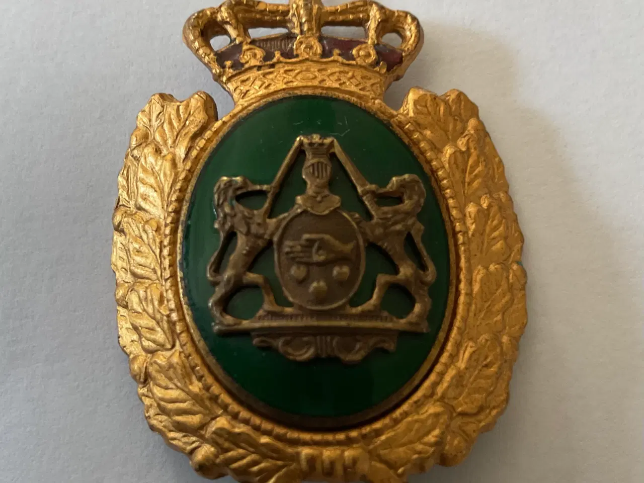 Billede 1 - Politi kasketmærke i forgyldt emalje