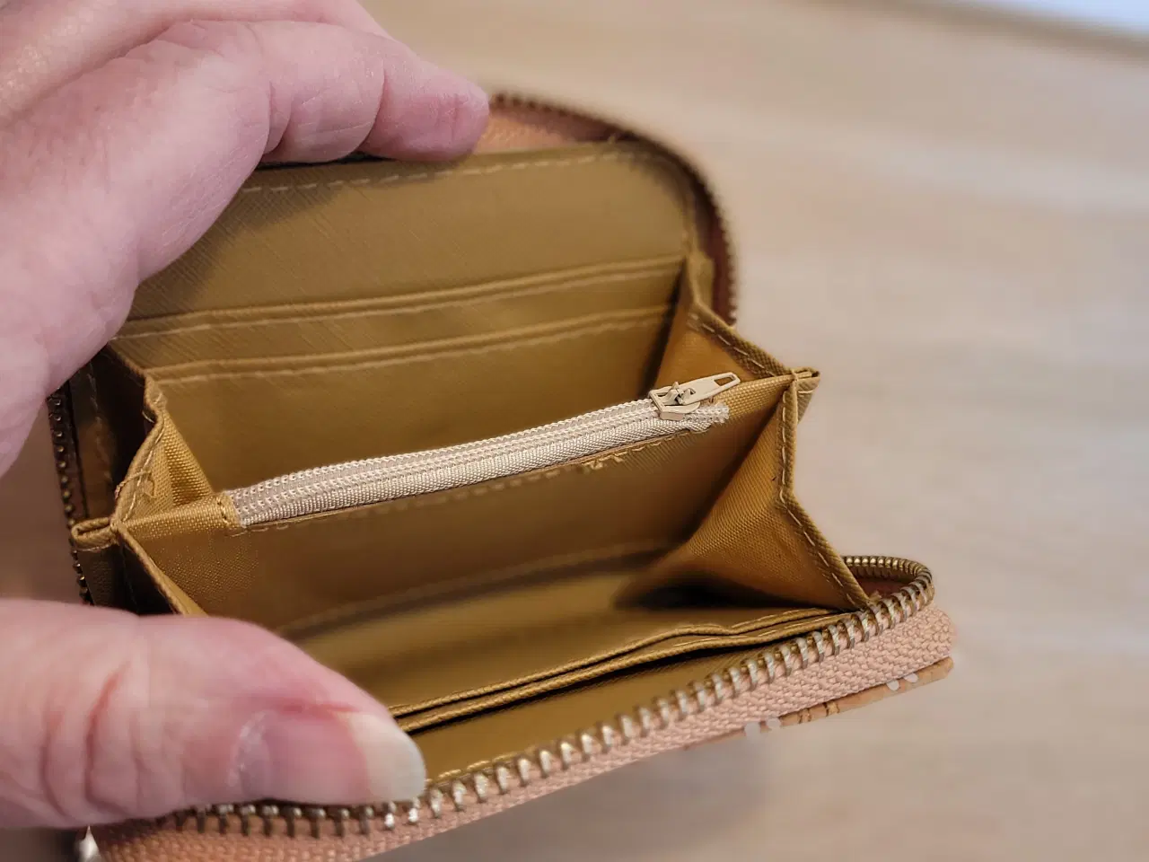 Billede 2 - Pung af kork (NY)