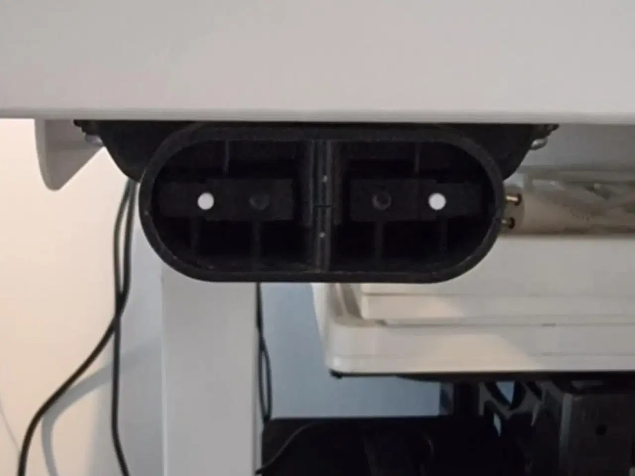 Billede 2 - Hvidt hæve-/sænkebord sælges billigt