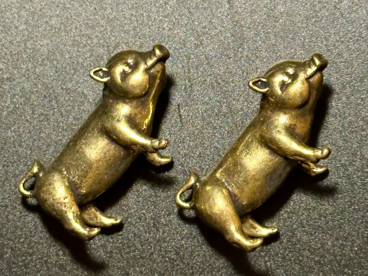 Billede 5 - To miniature grisefigurer håndstøbt af messing