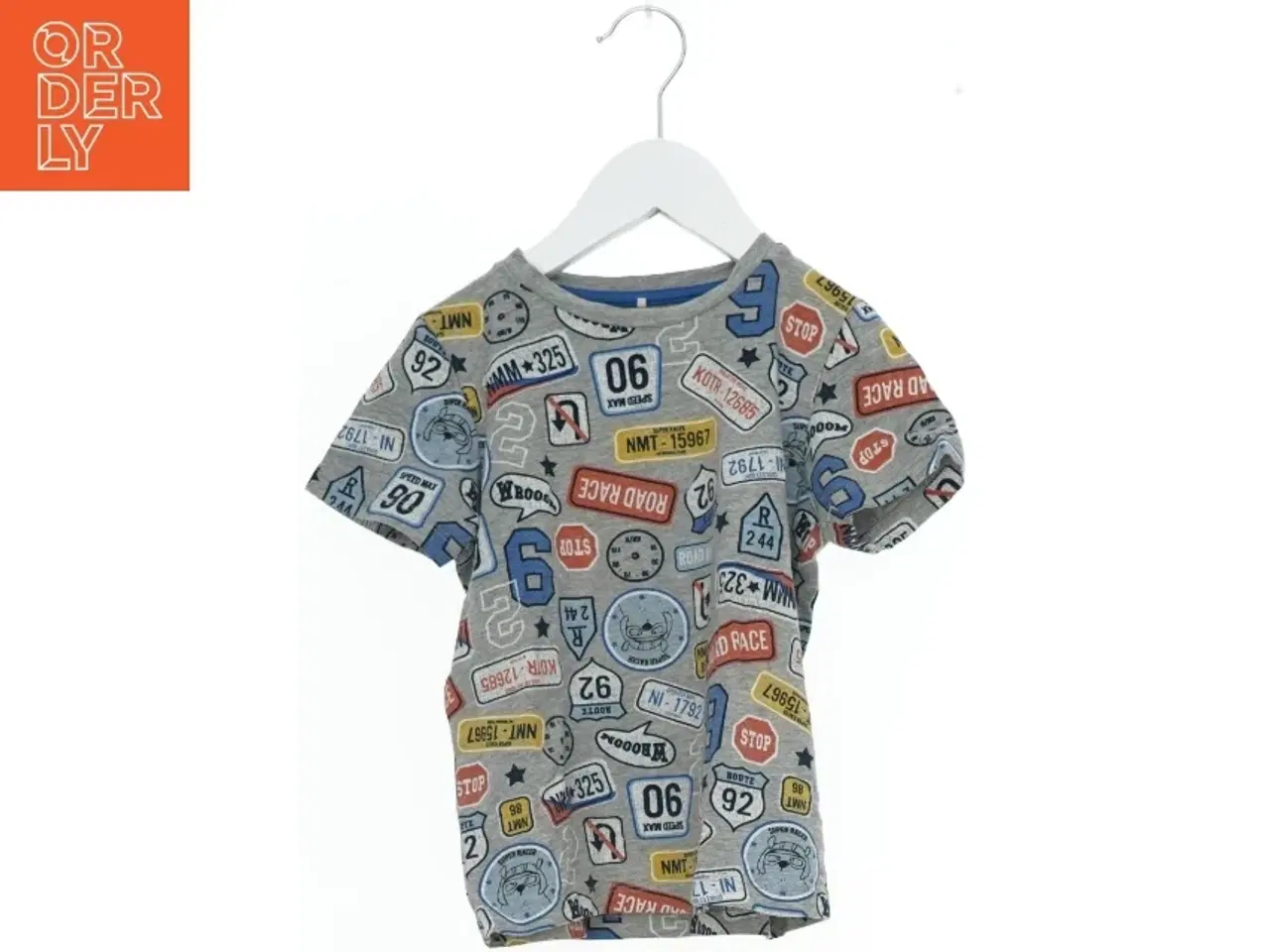 Billede 1 - Børne-T-shirt med bilskilt print fra Name It (str. 104)