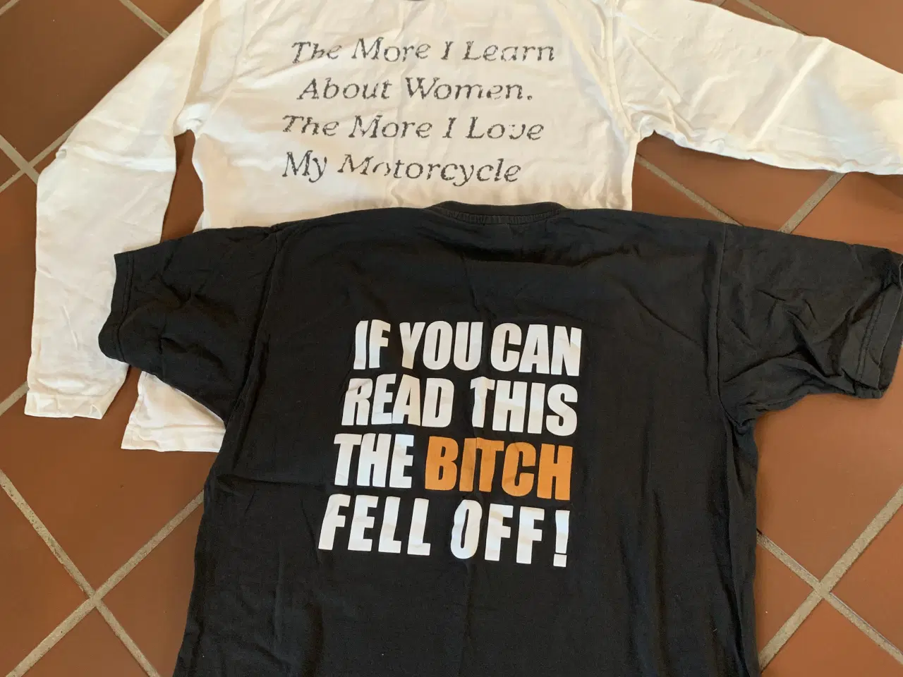 Billede 1 - Bluser med mc relateret tekst