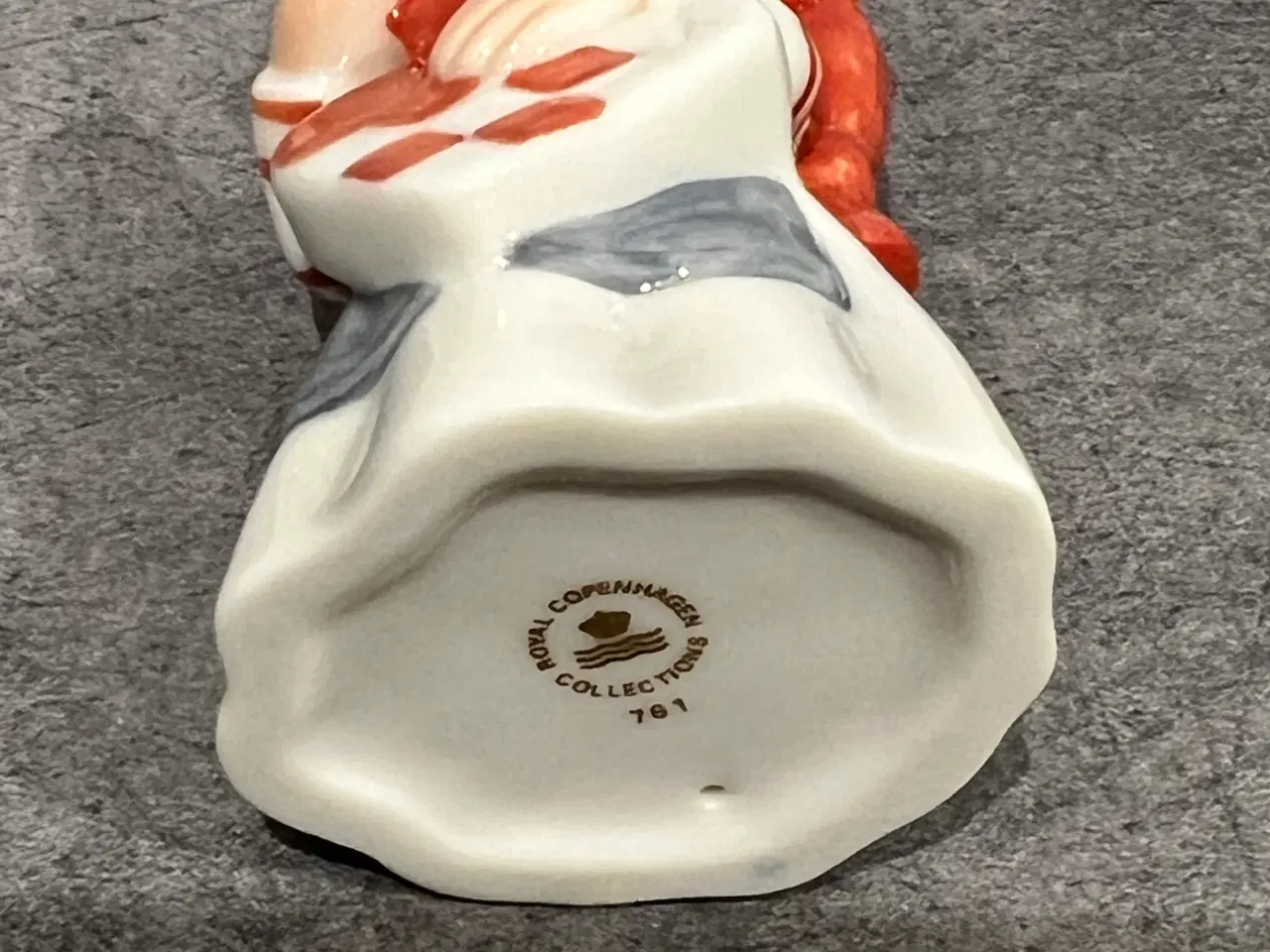 Billede 2 - Julenisse med julehjerte  figur nr 761