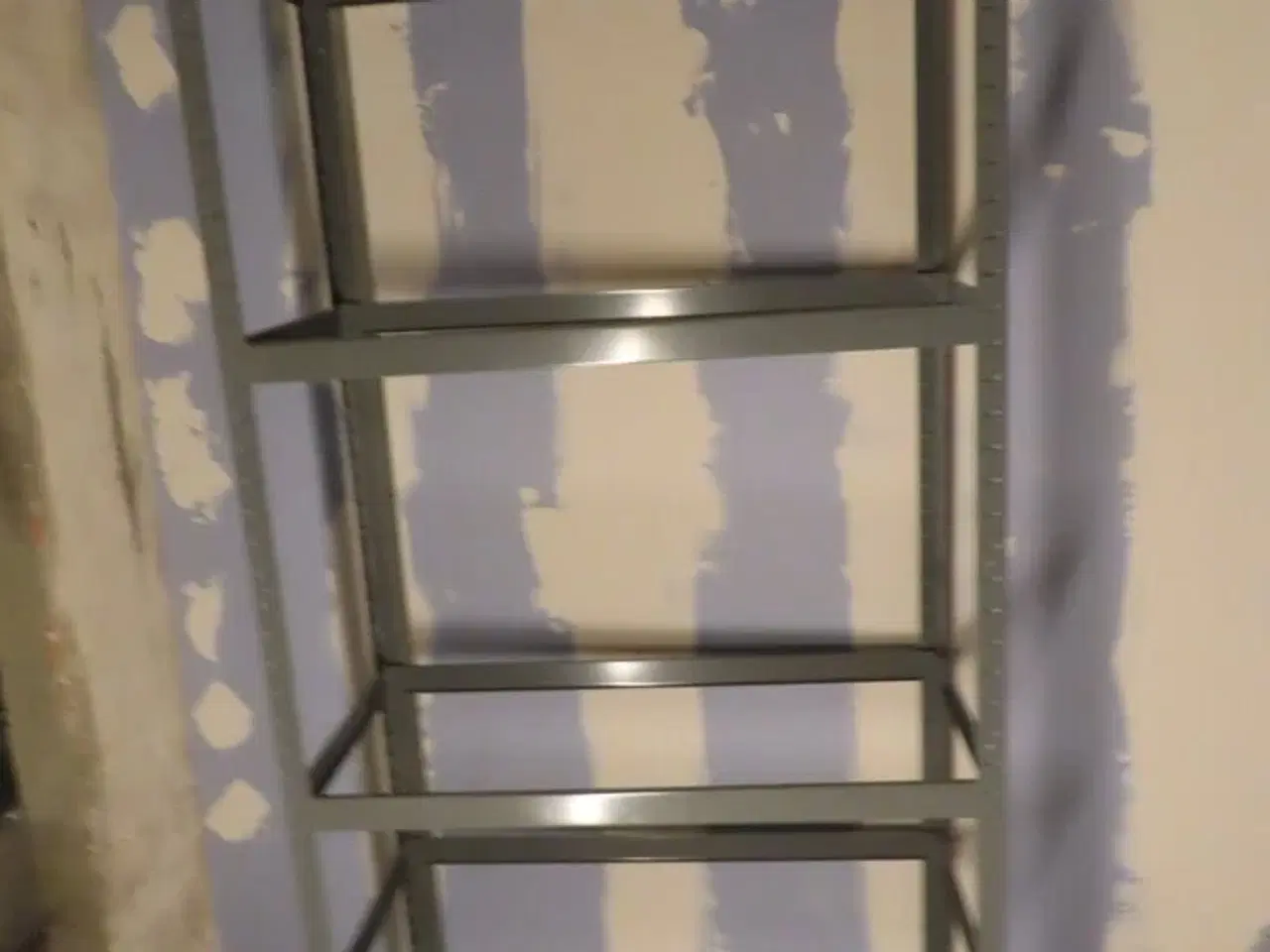 Billede 2 - 2 stk. reoler med indhold