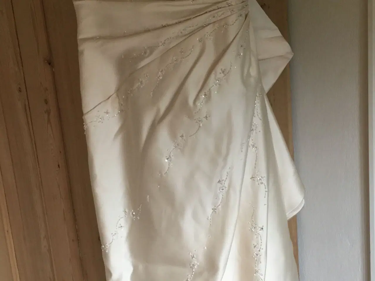 Billede 2 - Elfenbenfarvet brudekjole med lang slæb