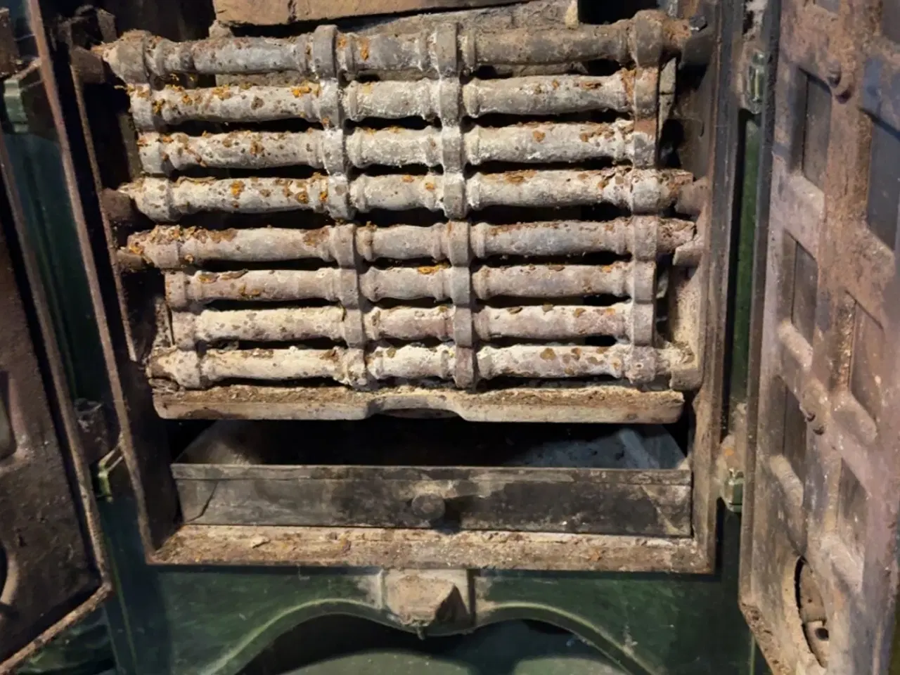 Billede 4 - Antik brændeovn/kakkelovn