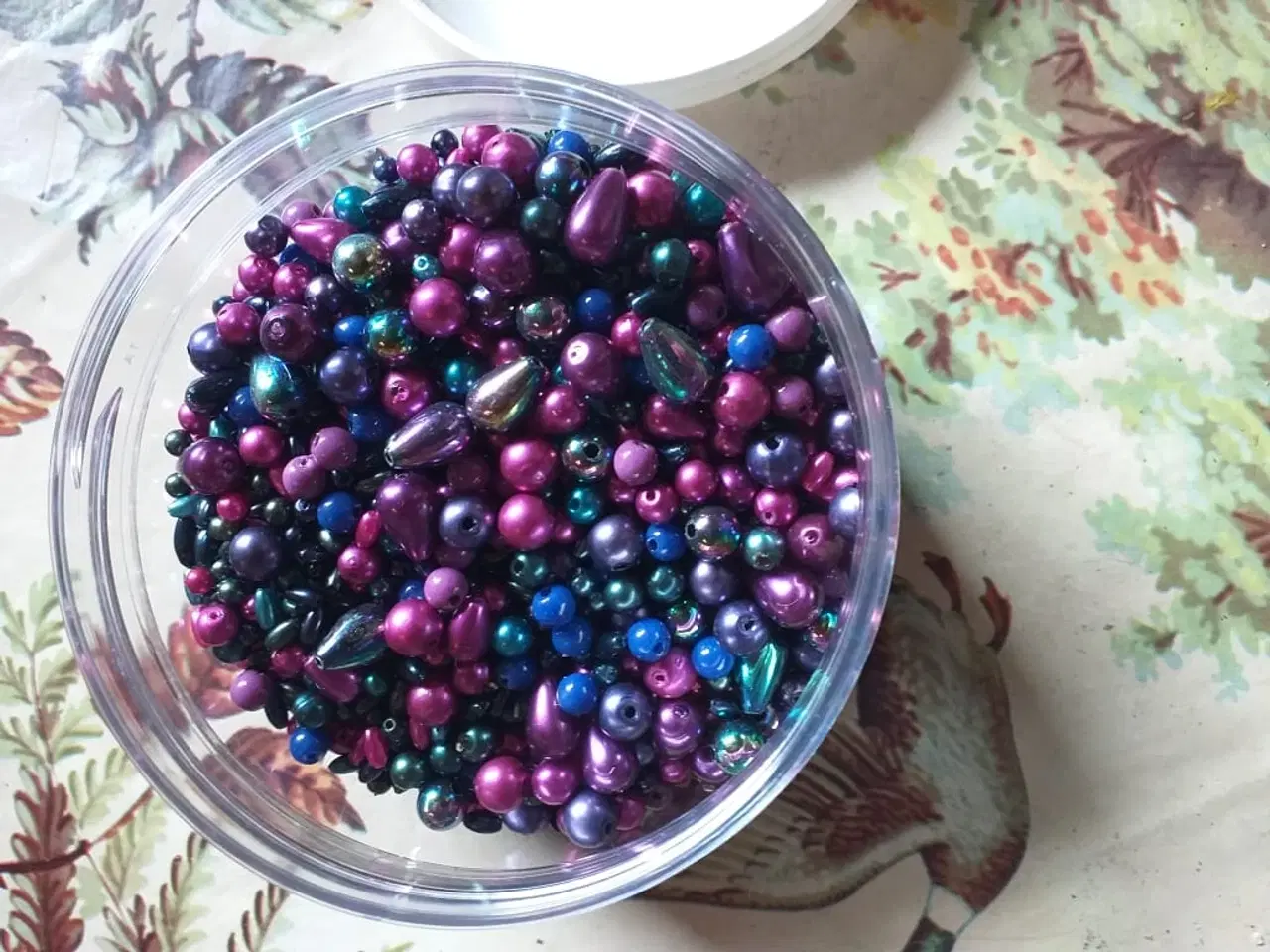 Billede 4 - Bøtter med blandet perler af forskellige slags 