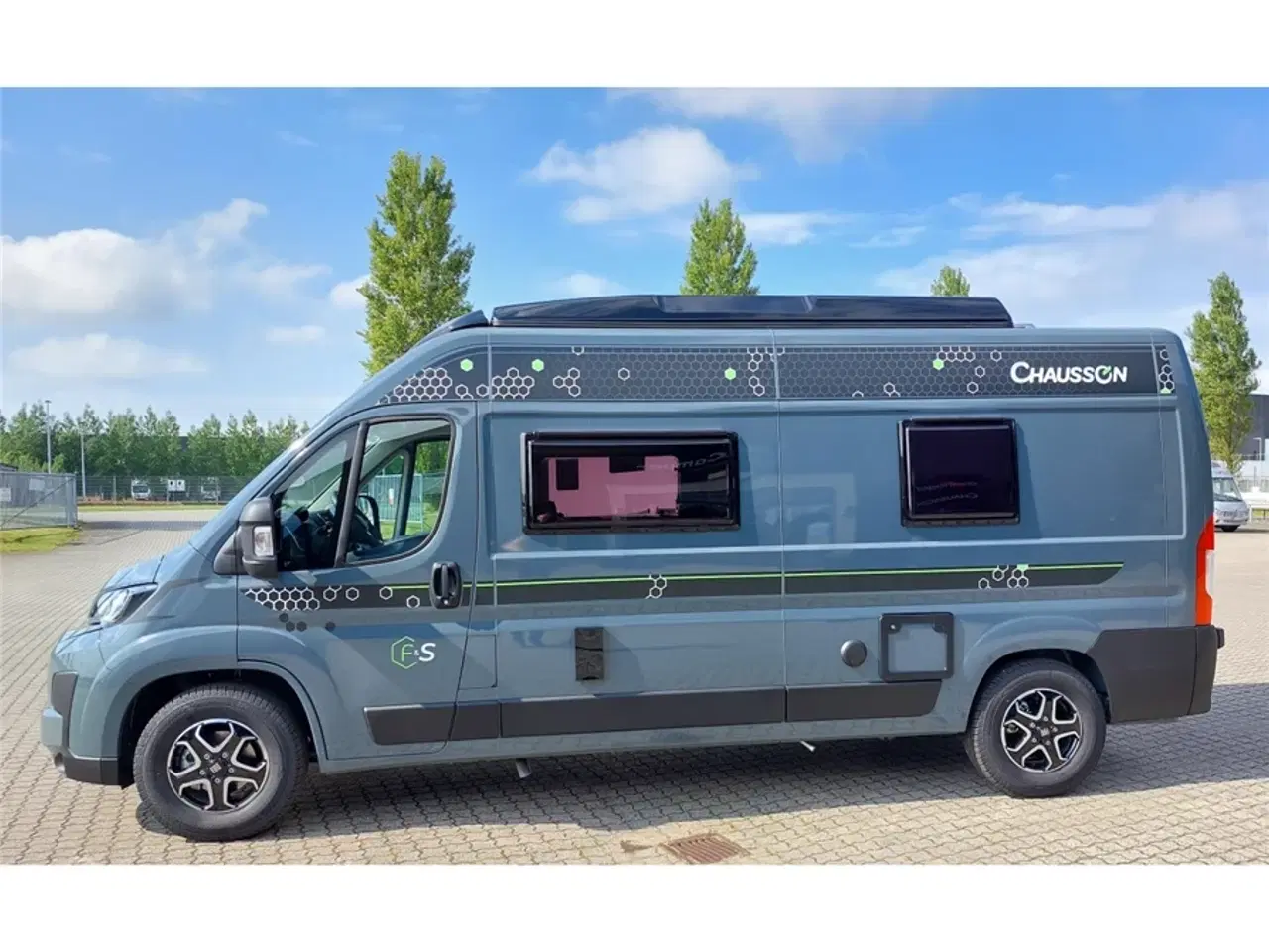 Billede 5 - 2025 - Chausson   Van som familiecamper med 5 selepladser, pop-up og masser af sovepladser på kun 5,99 cm længde.