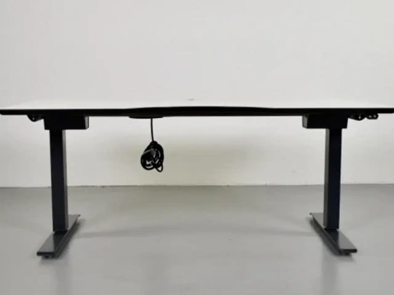 Billede 2 - Hæve-/sænkebord med ny hvid plade og på mørkegrå stel