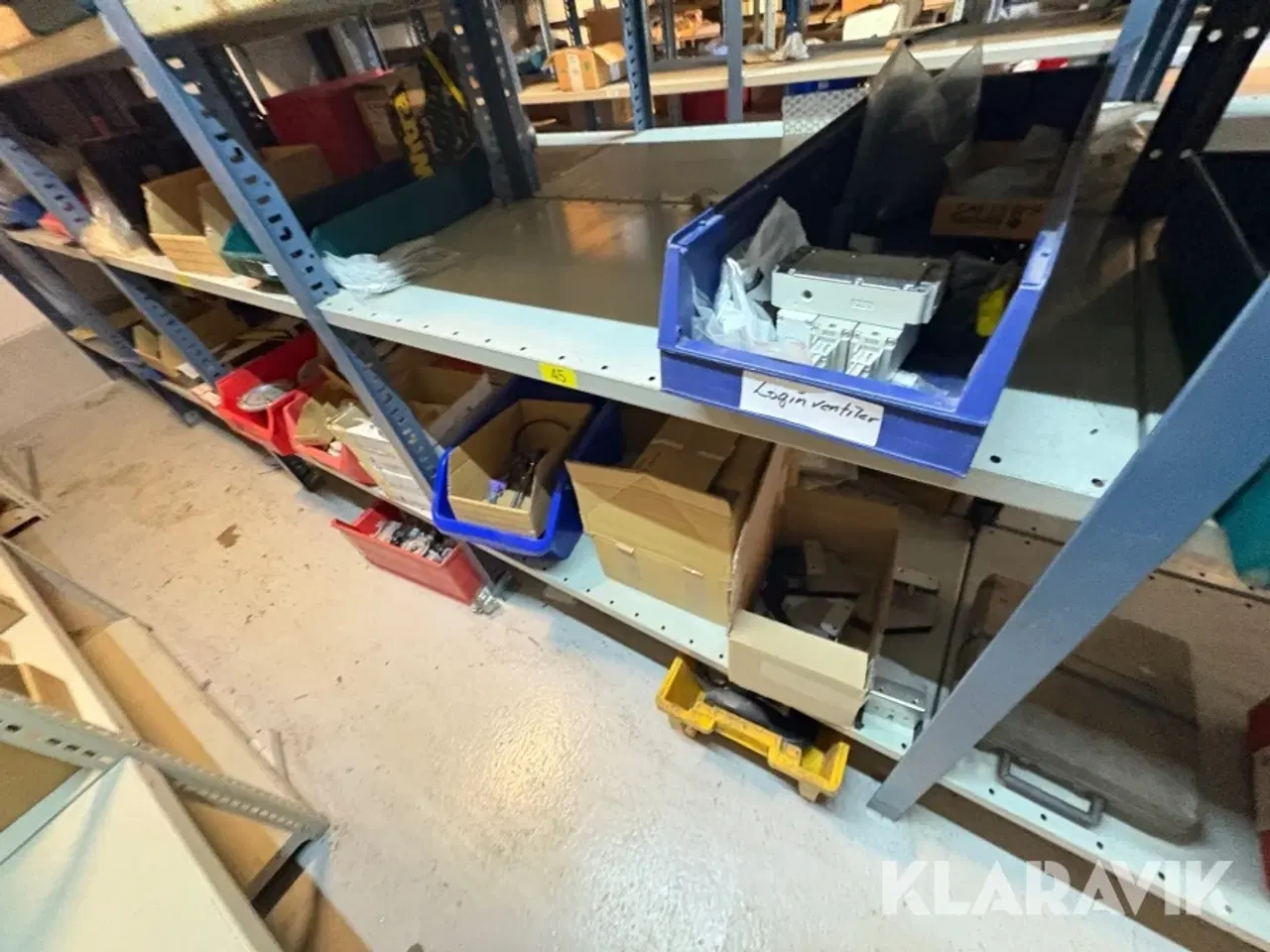Billede 4 - Værkstedsreoler med indhold
