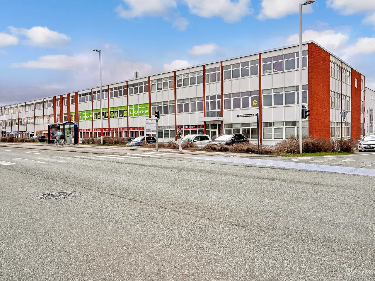 Billede 1 - Centralt beliggende ejendom med synlig facade mod Herlev Hovedgade