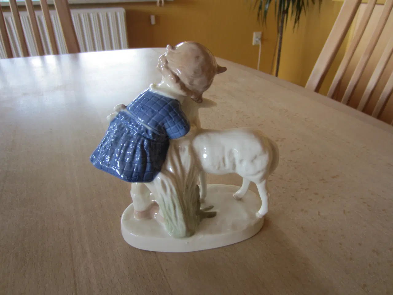 Billede 2 - Porcelænsfigur med pige og lille lam