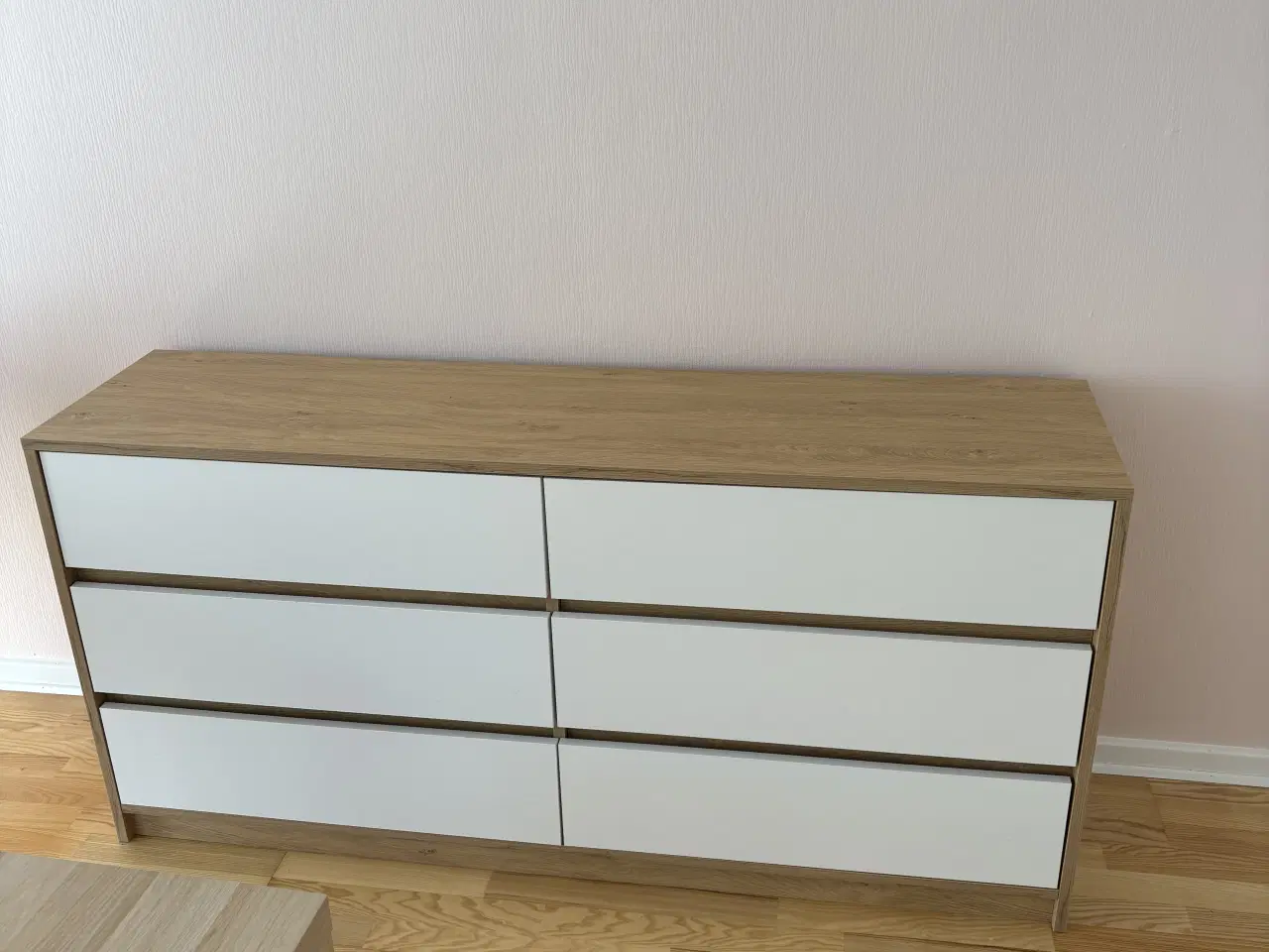 Billede 5 - Kommode i træ med hvide skuffer