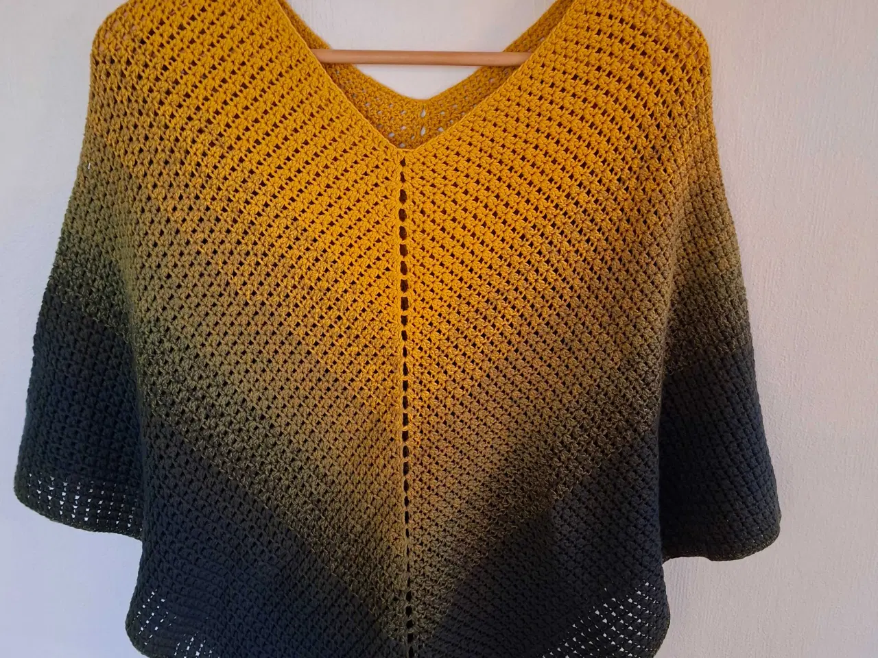 Billede 1 - Hæklet Poncho i grønlig/gullig