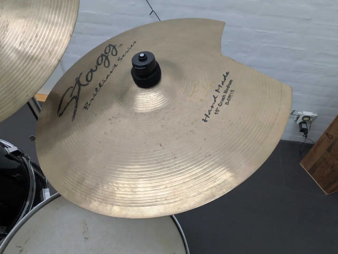 Billede 5 - Meget velholdt trommesæt med 2 bækkener