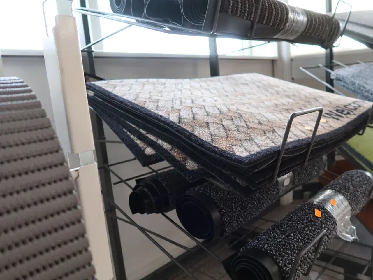 Billede 2 - Hylde med dørmåtter