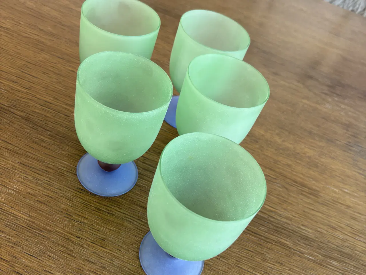 Billede 2 - 5 vintage-glas på fod i farvet, matteret glas