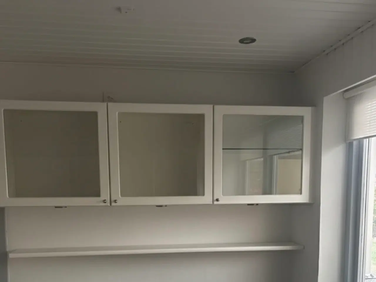 Billede 1 - hvide vitrineskabe + hylde – Perfekt til opbevarin