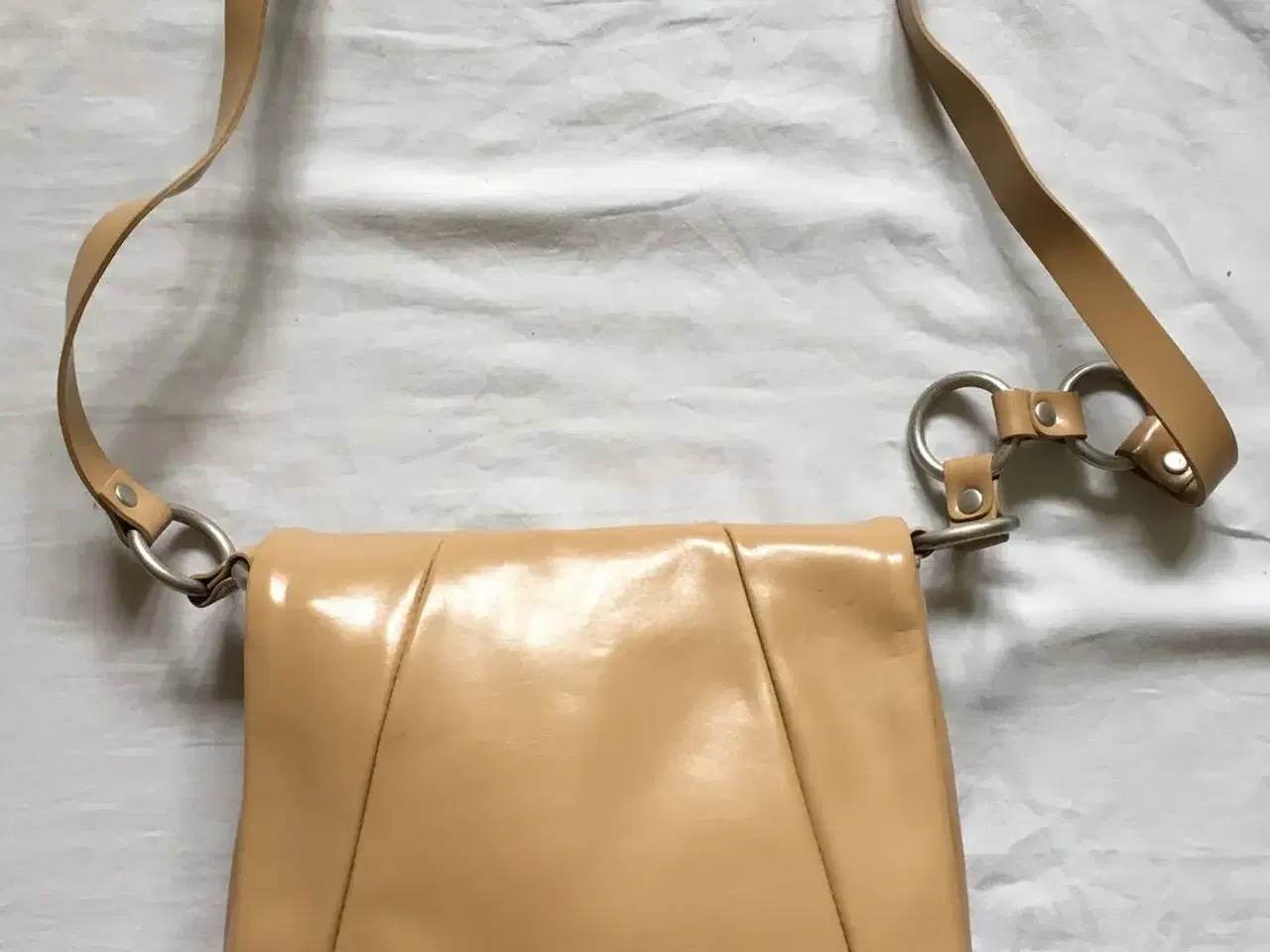 Billede 1 - Beige taske med lang rem