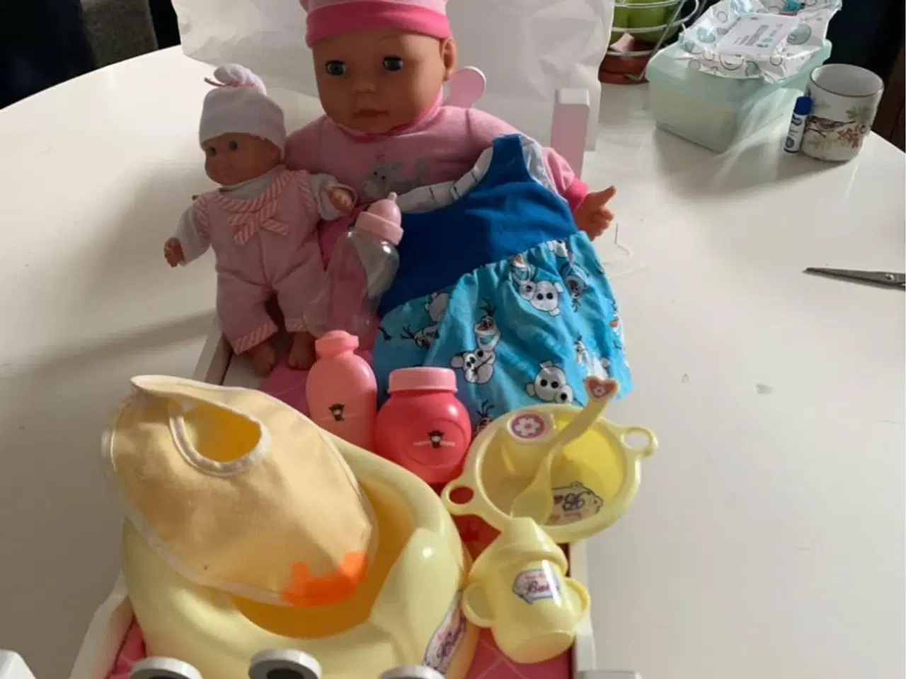 Billede 2 - Dukker med diverse ting til