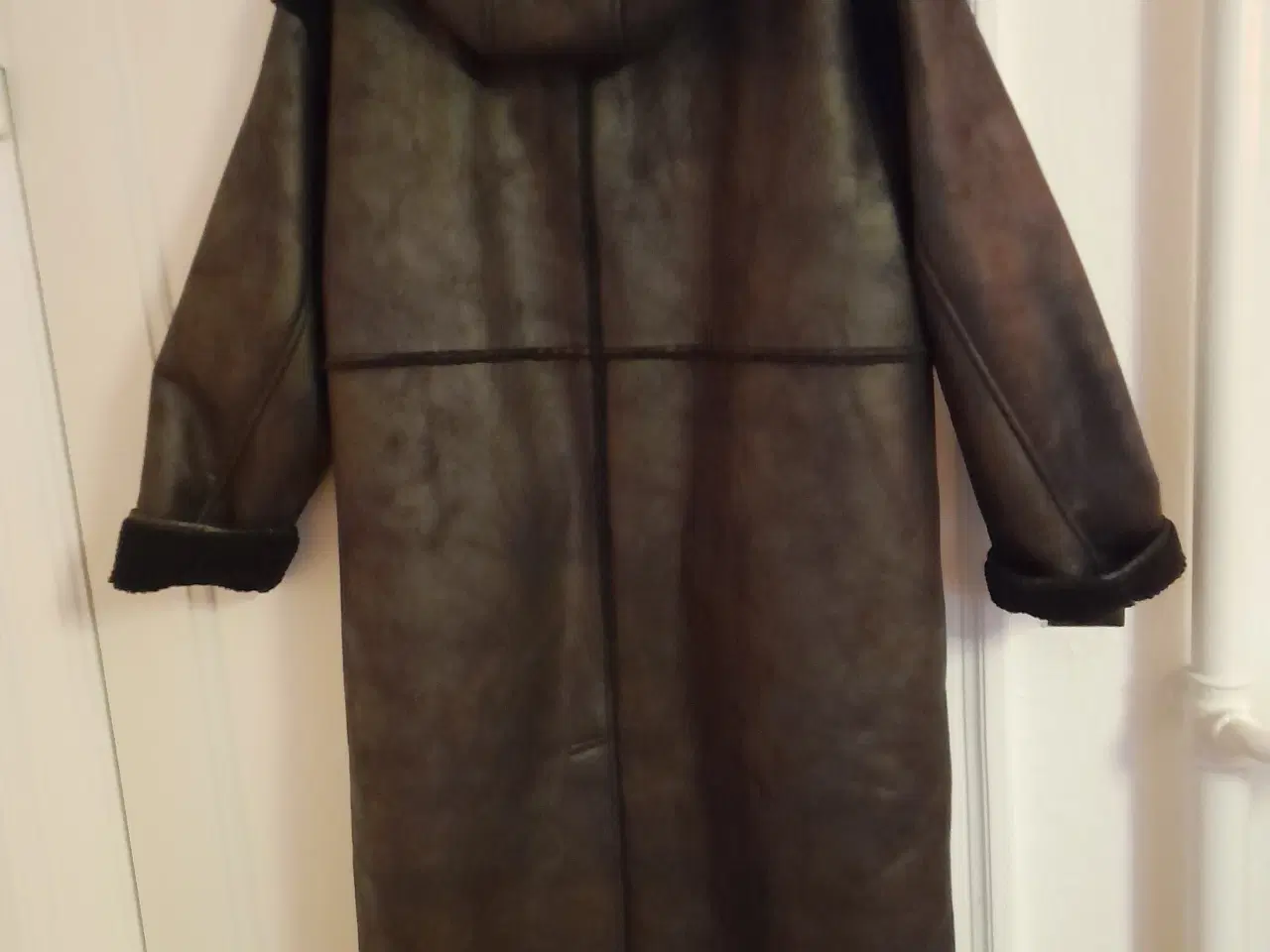 Billede 2 - Vinterfrakke i imiteret fåreskind, ny