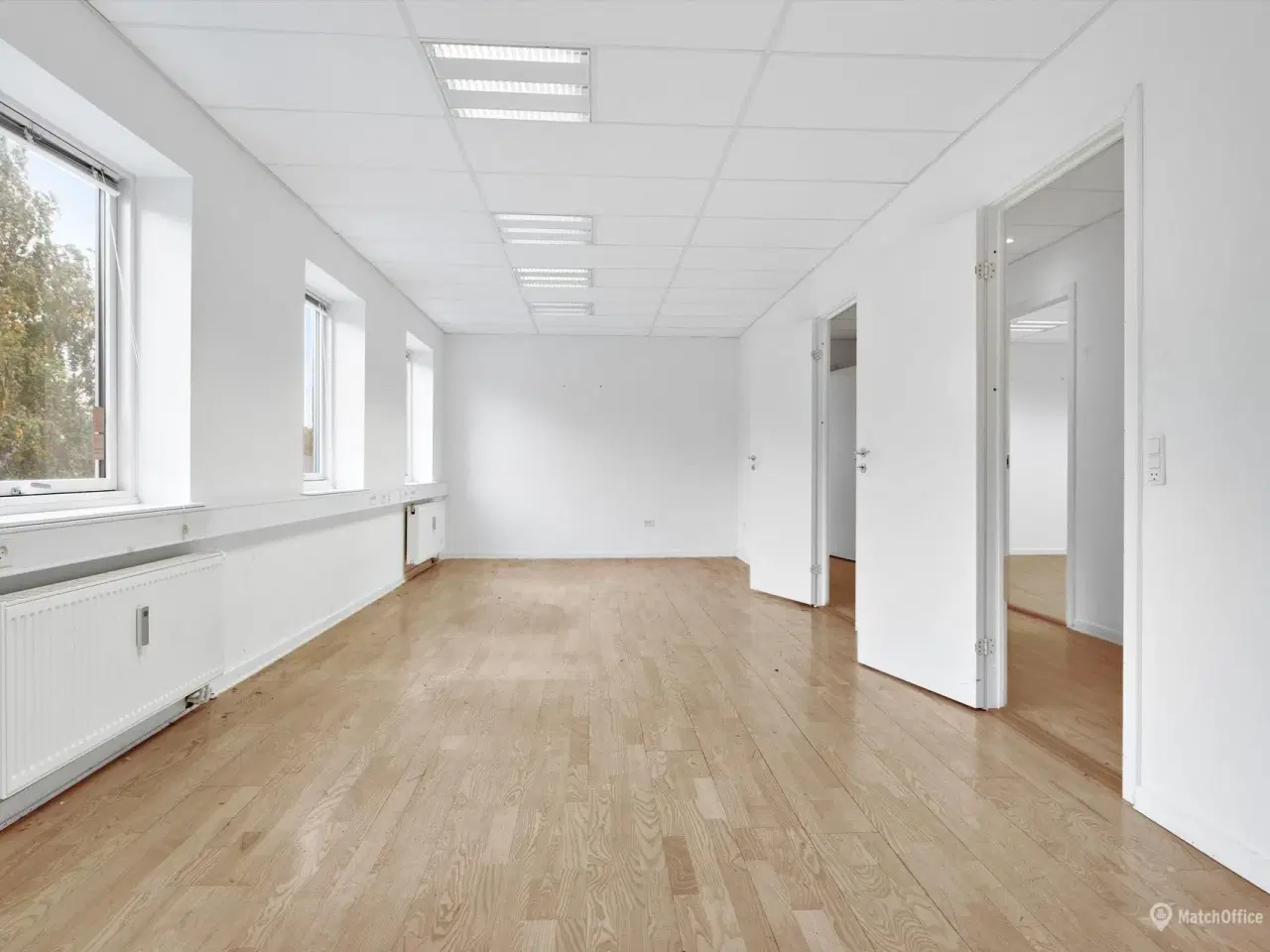 Billede 9 - Erhvervslokaler udlejes i meget synlig hjørne ejendom.