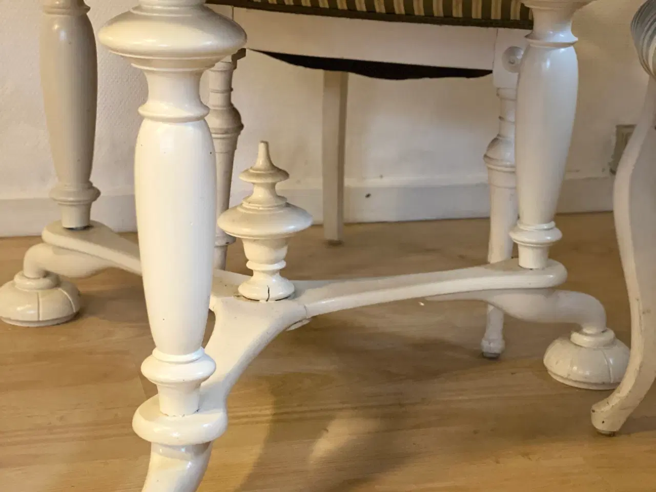 Billede 4 - Rundt spisebord med 4 stole