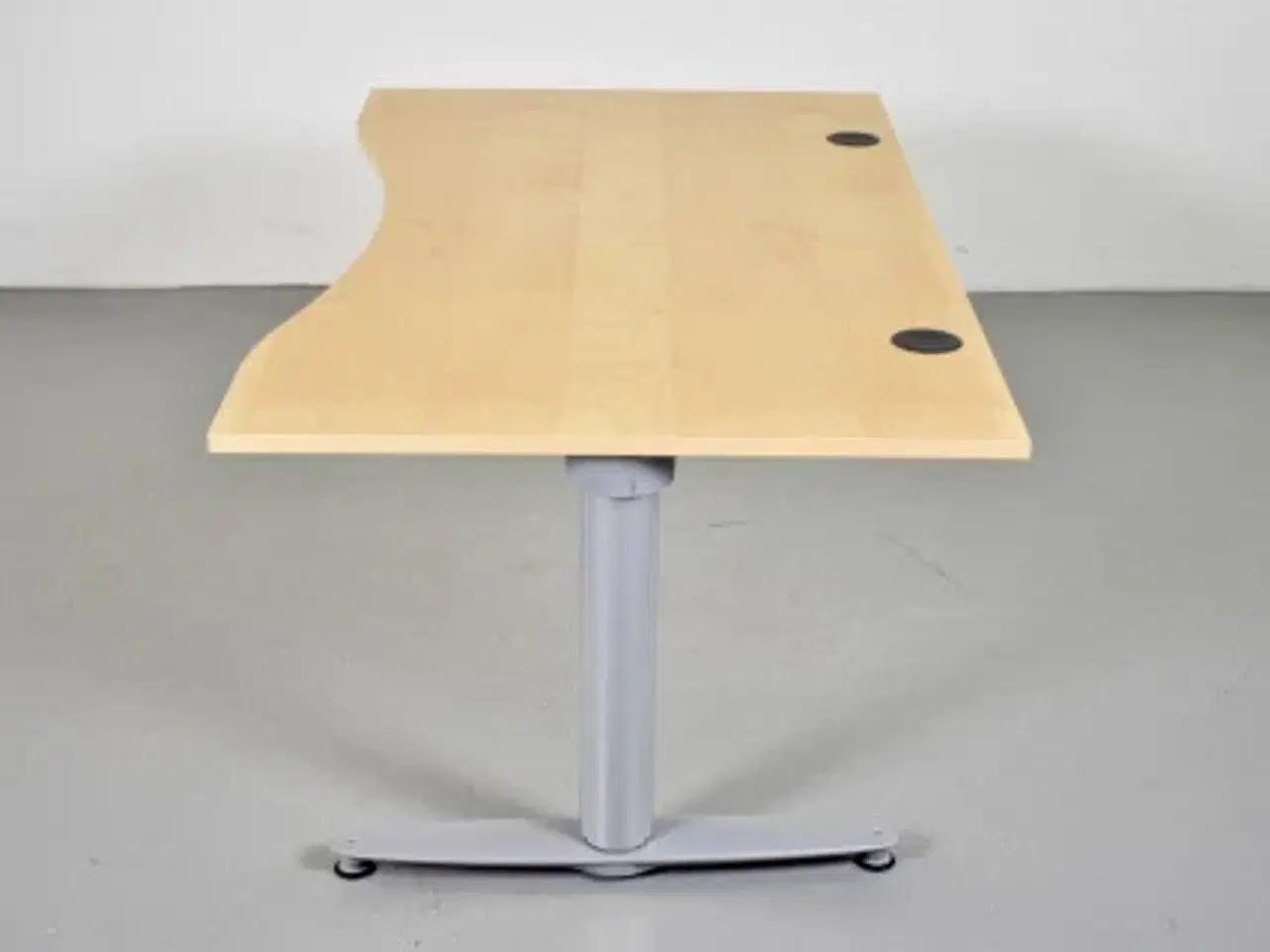 Billede 2 - Kinnarps hæve-/sænkebord med mavebue, 160 cm.