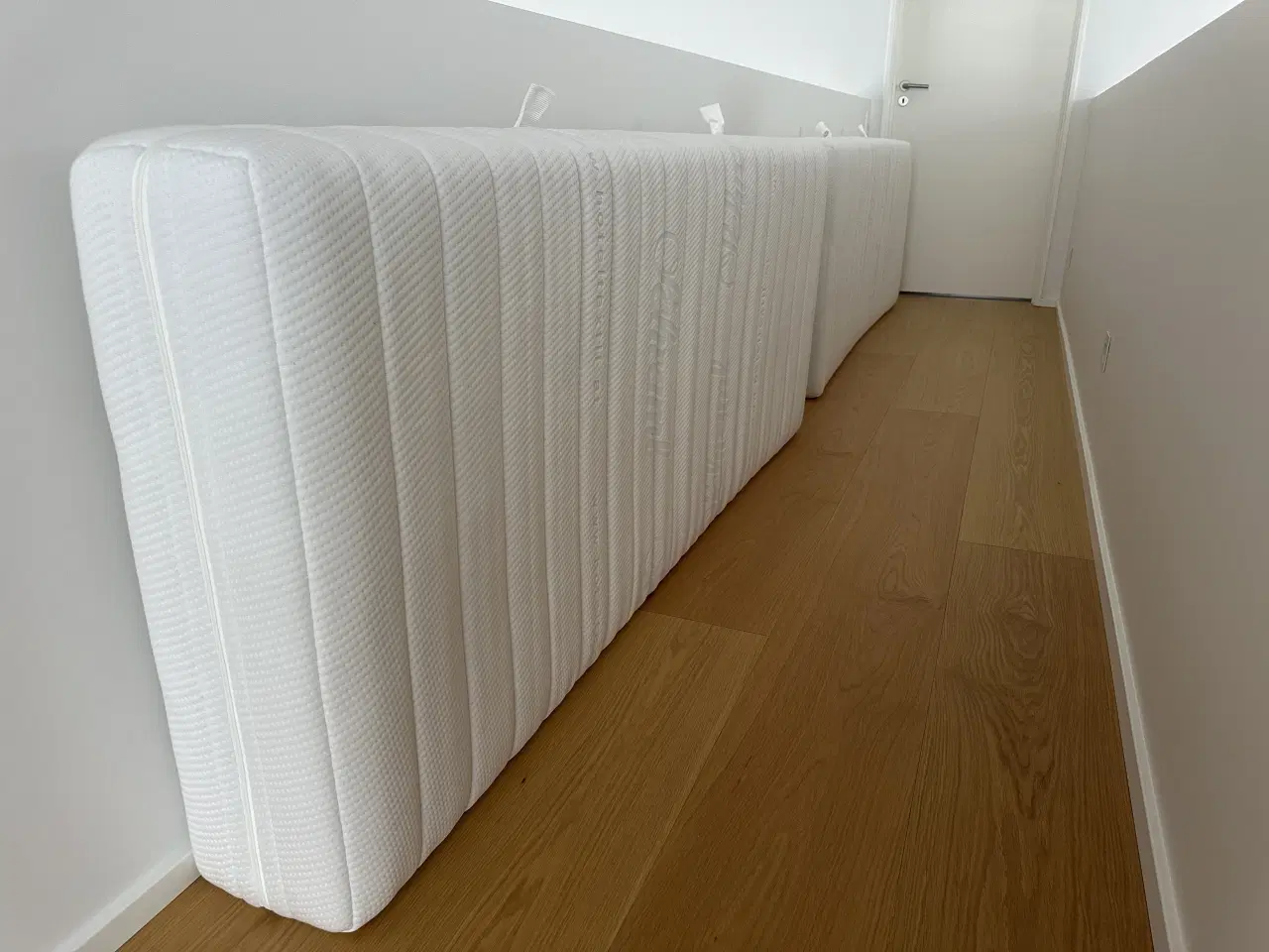 Billede 1 - 2 meget velholdte hårdskummadrasser