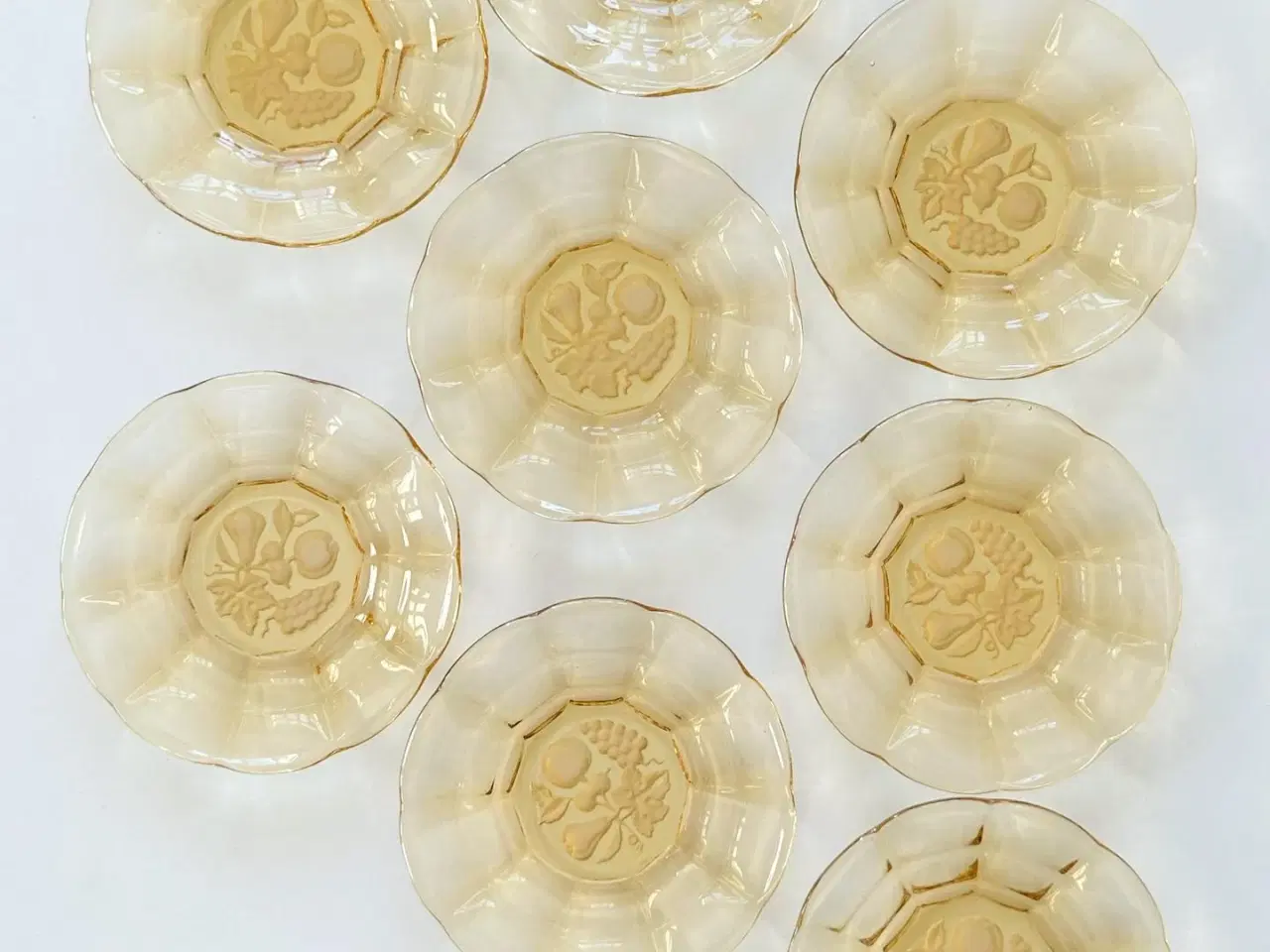 Billede 4 - Ravfarvede glastallerkner m frugtmotiv, NB, 8 stk samlet