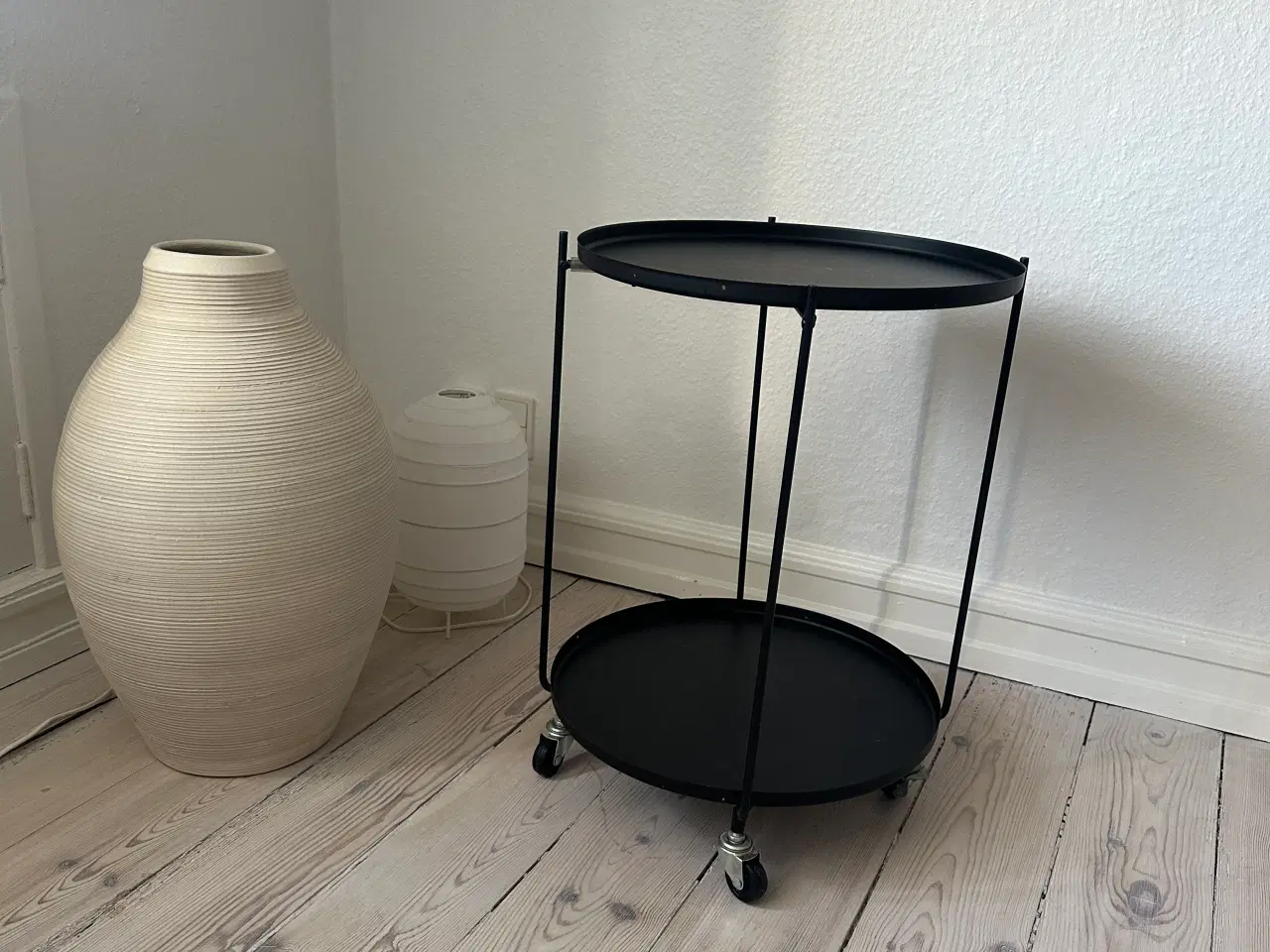 Billede 1 - Lille sort bord med hjul