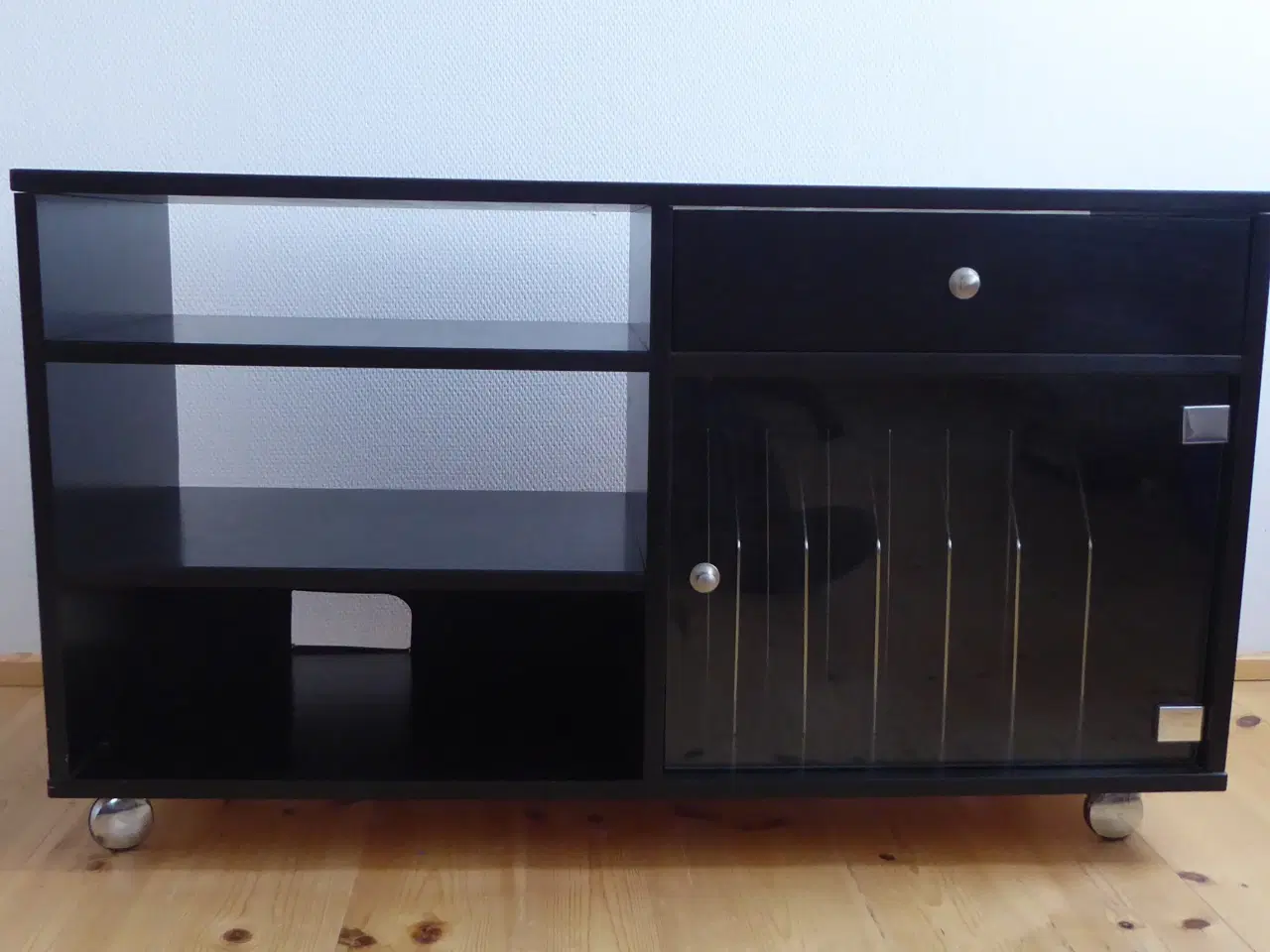 Billede 2 - Lækker sort stereo-bænk.