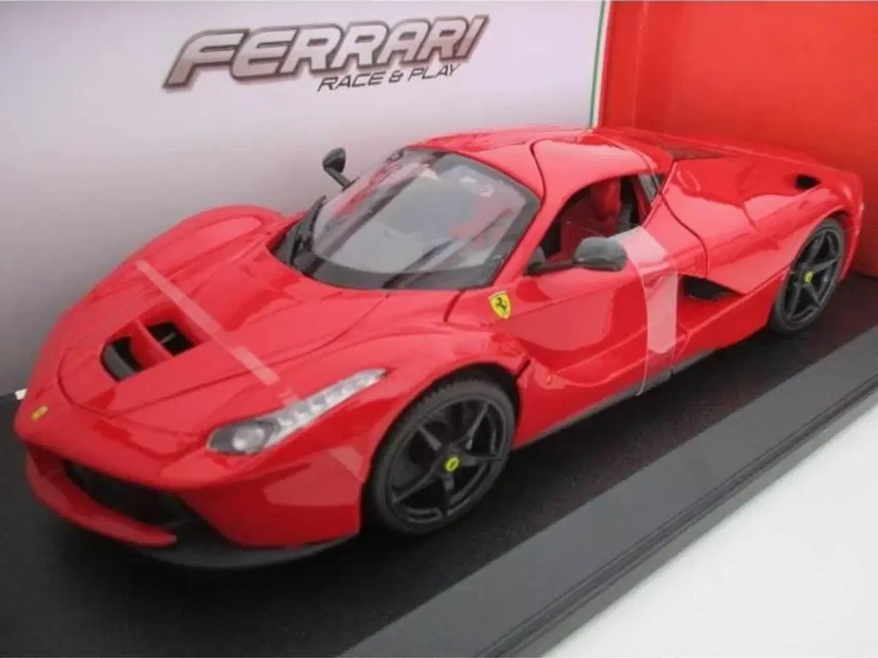 Billede 1 - Bburago Ferrari bil 1:18 - samlermodel i metal og plastik
