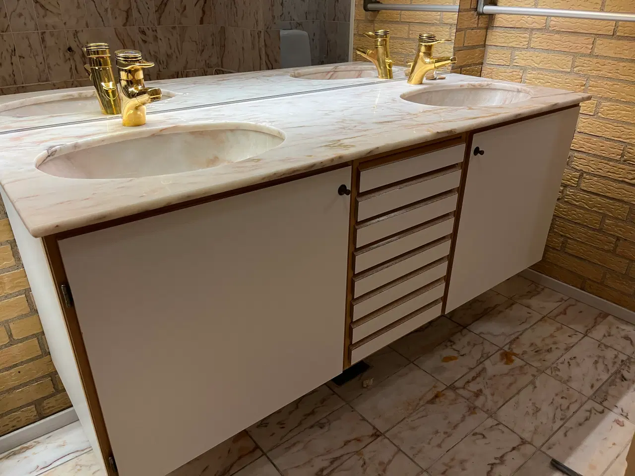 Billede 1 - Uno Form klassiske bsdeværelsesmøbler med marmor