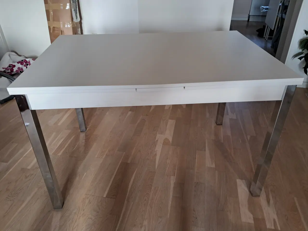 Billede 2 - Hvidt spisebord med metalben 