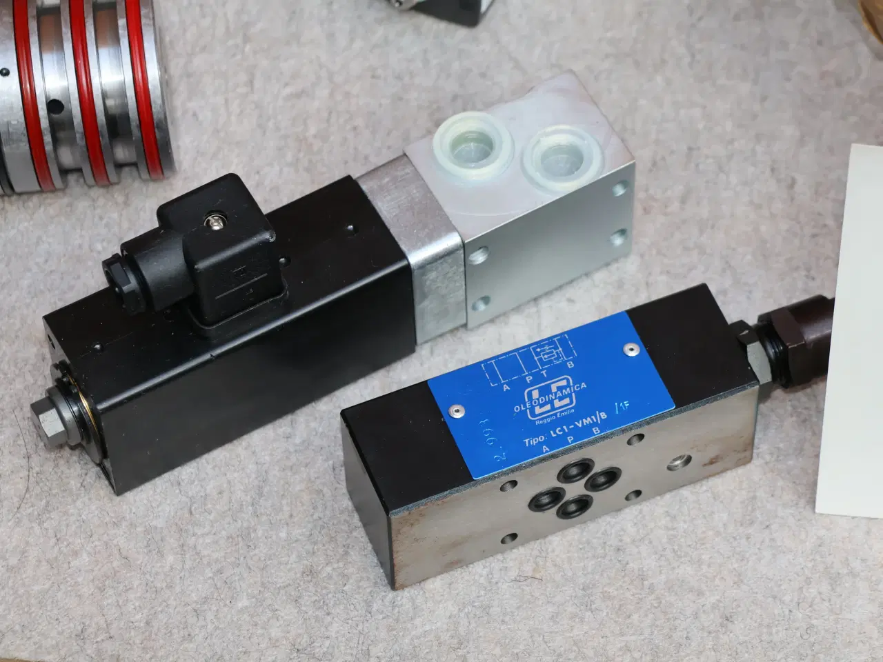 Billede 6 -  Hydraulik stempler, ventilblokke m.m. ubrugt.