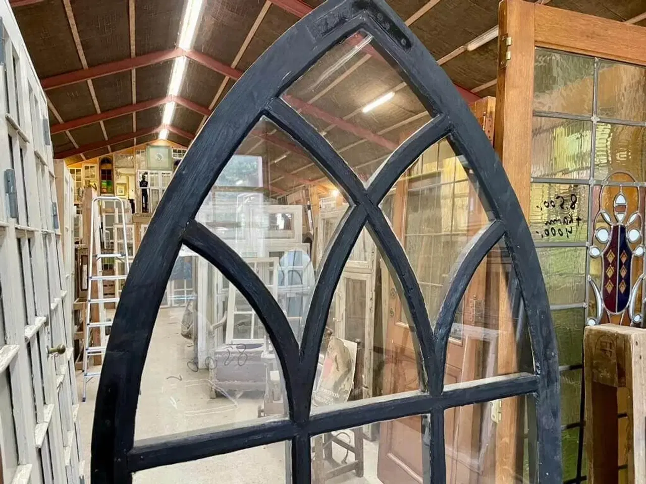 Billede 3 - Kirkevindue med svungne sprosser