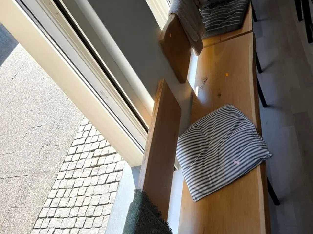 Billede 2 - Bænke med puder og tæpper