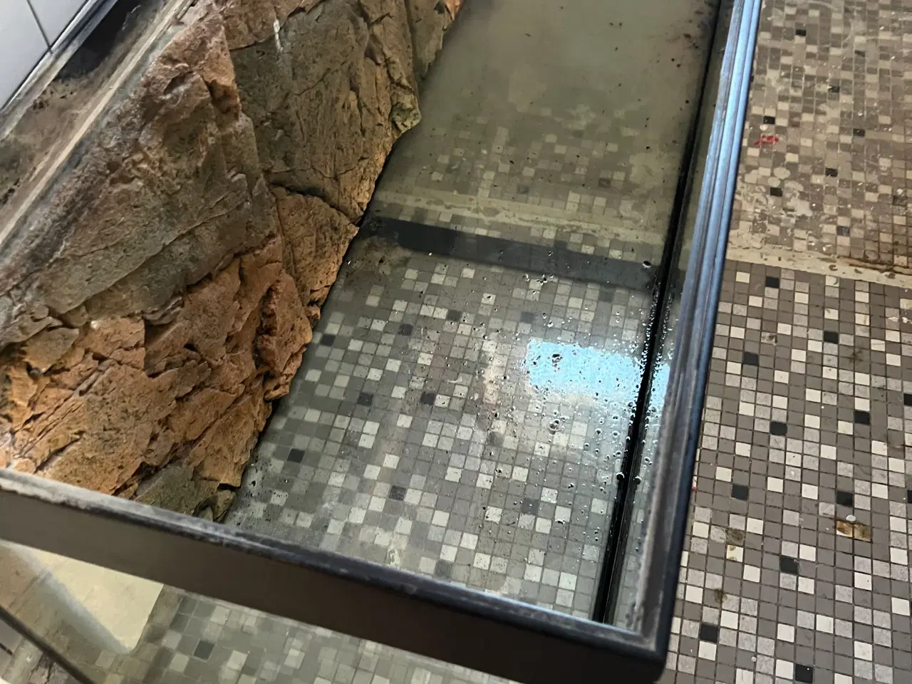 Billede 3 - Stort akvarie med sten baggrund