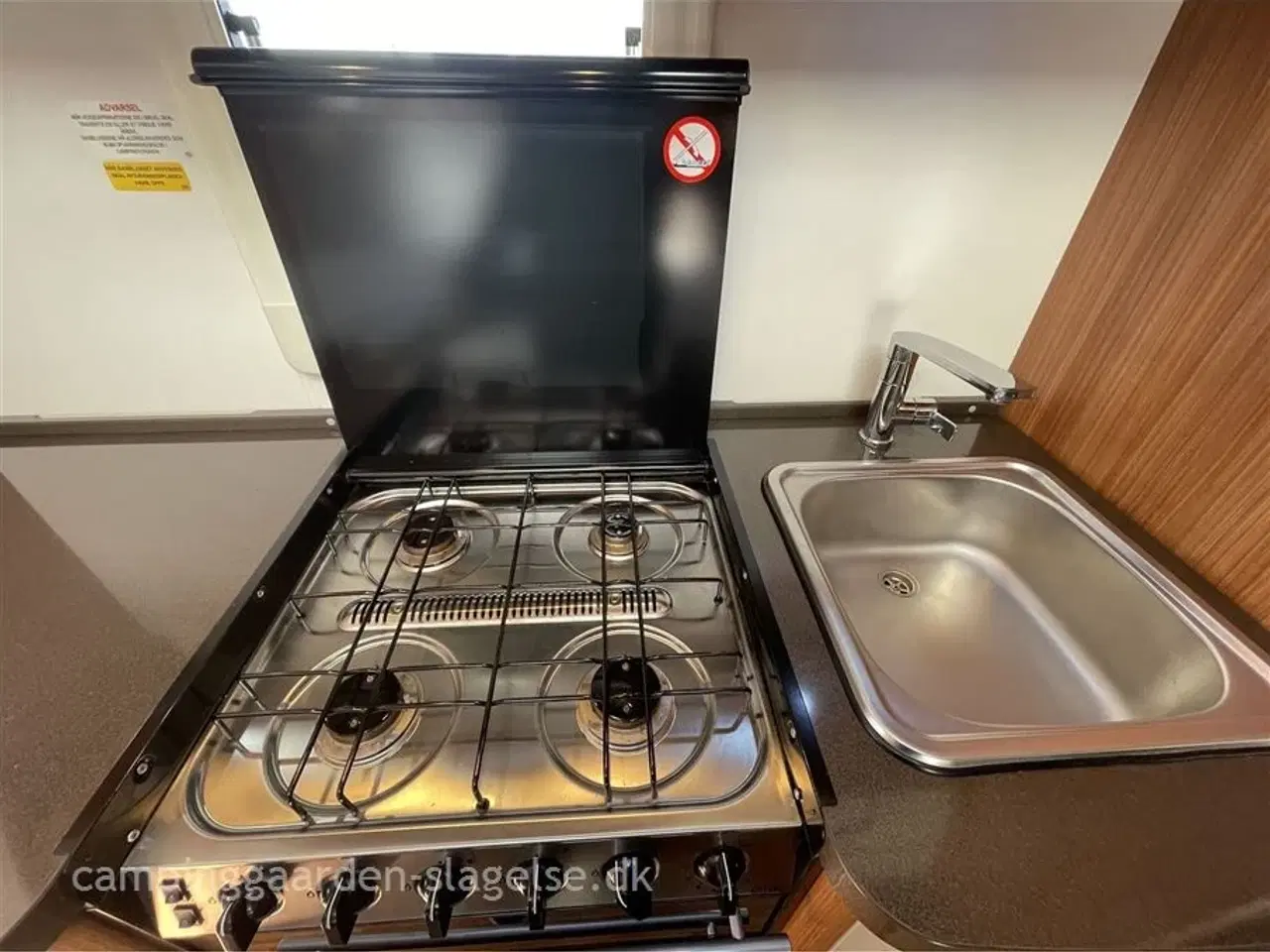 Billede 7 - 0 - Adria Alpina Supreme 743 UP   Drømmer du om camping med ægte “sommerhus på hjul”-følelse? Så er Adria Alpina Supreme 743 UP lige sagen.