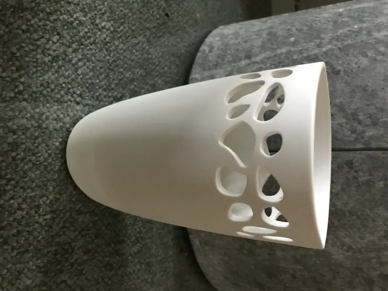 Billede 1 - Hvid vase med mønsterbort